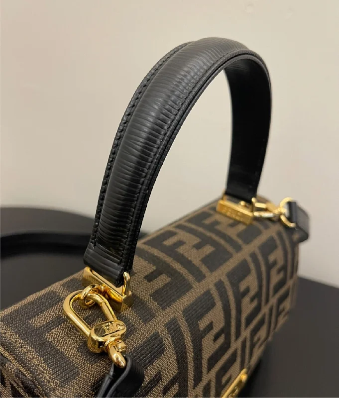 Fendi By The Way bags with a contrast - colored interior for visual interestBrown woman Fendi shoulder handbag