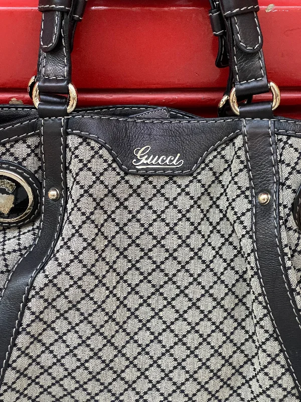 Women Gucci tote bags in GG Supreme canvas for a branded feelGucci - Sac Crest Boule diamante en toile