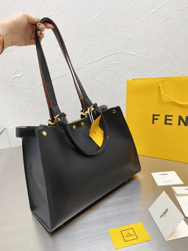 Fendi bags with a detachable camera holder for photography enthusiastsEN   Designer bags by Fendi 139