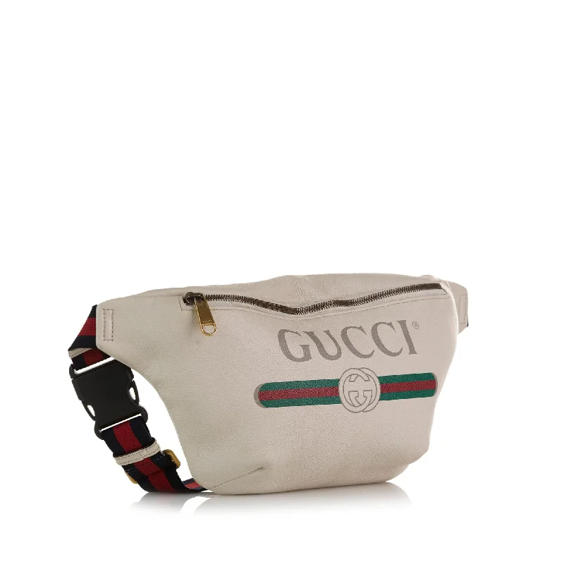 Women Gucci bags with a snap - button closure and a decorative charmGucci Gucci Logo Belt Bag (SHG-AN12yt)