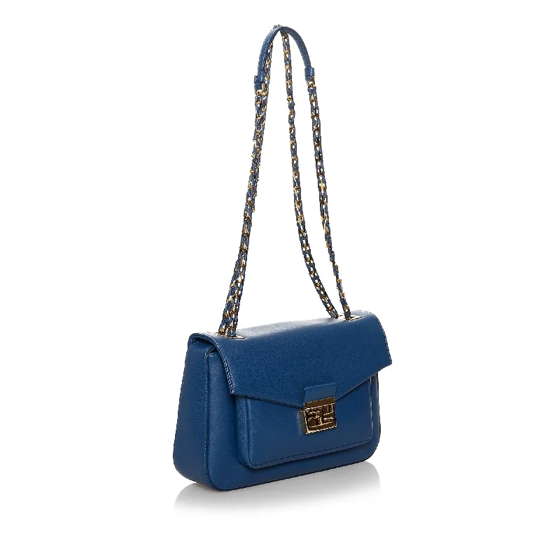 Fendi bags with a magnetic - closure card holder inside for easy access to cardsFendi Be Baguette Leather Crossbody Bag (SHG-30577)