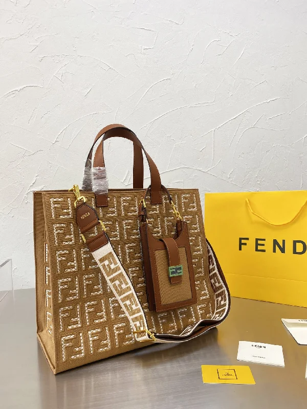 Ladies Fendi shoulder bags with a detachable key fob for easy key managementEN   Designer bags by Fendi 137