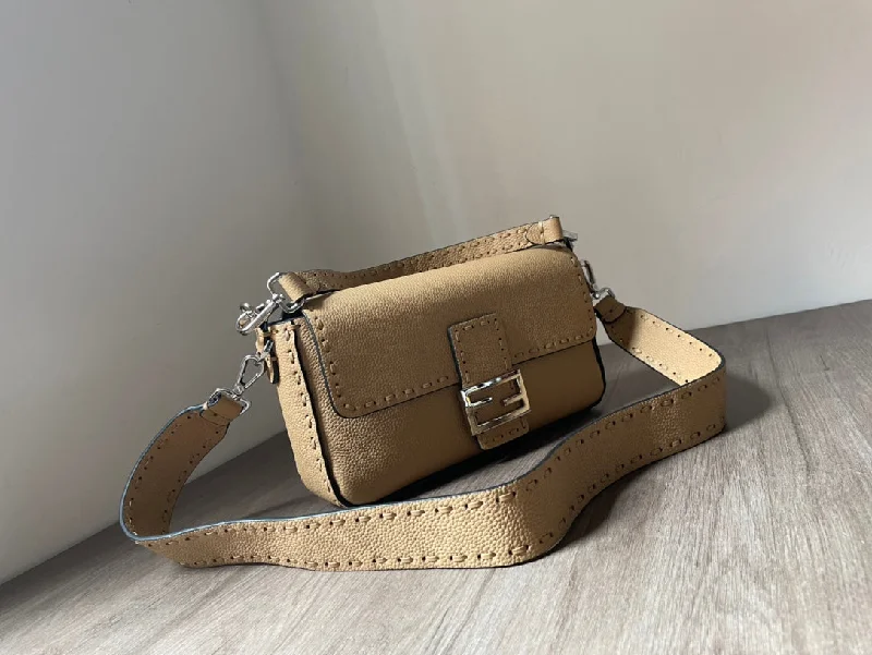 Fendi crossbody bags with a convertible strap that can be worn multiple waysWF -  Fendi Bag - 030