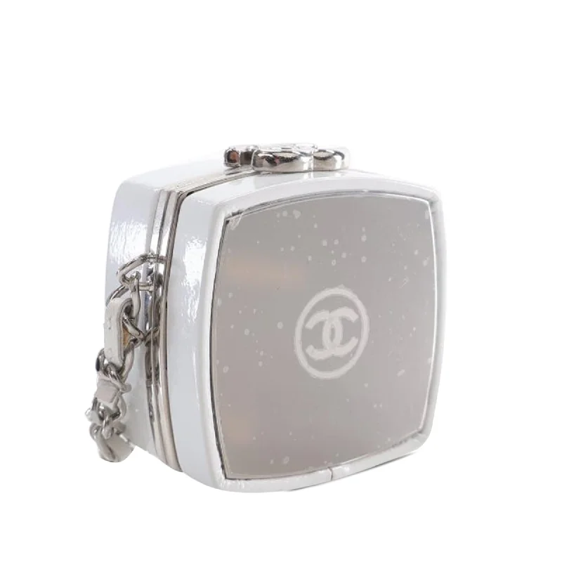 Chanel bags as wedding day accessoriesChanel Patent Goatskin Make-Up Box Clutch With Chain (cNmuxS)